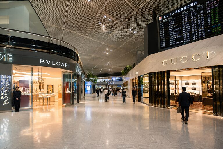Gli aeroporti più belli del mondo nel 2026: il viaggiocomincia prima del decollo Gli aeroporti più belli del mondo nel 2026: il viaggiocomincia prima del decollo