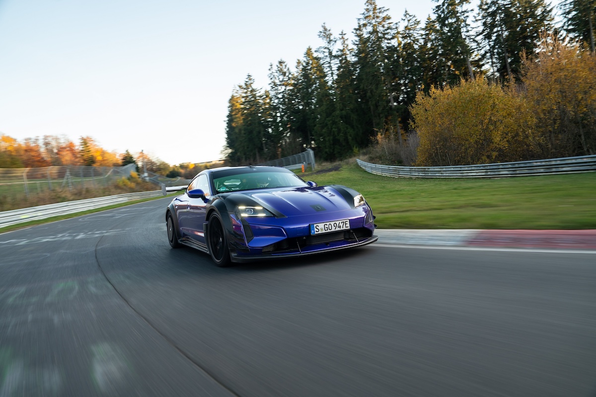 Taycan Turbo GT Manthey vola al Nürburgring