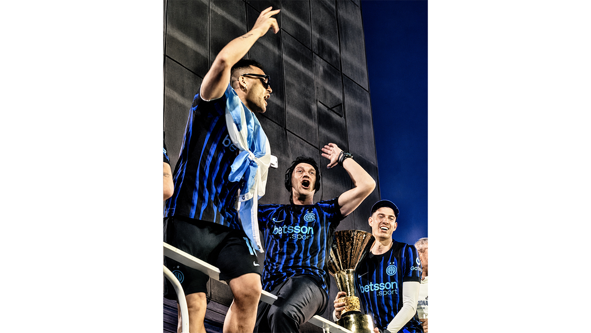 Inter, che festa per lo scudetto: fuochi, sfottò e striscioni. Milano si tinge di nerazzurro. Le foto