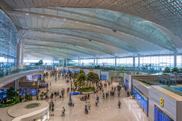 Gli aeroporti più belli del mondo nel 2026: il viaggiocomincia prima del decollo Gli aeroporti più belli del mondo nel 2026: il viaggiocomincia prima del decollo