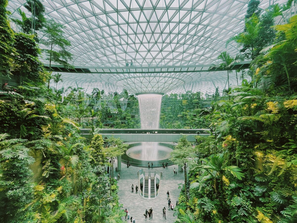 Gli aeroporti più belli del mondo nel 2026: il viaggiocomincia prima del decollo Gli aeroporti più belli del mondo nel 2026: il viaggiocomincia prima del decollo