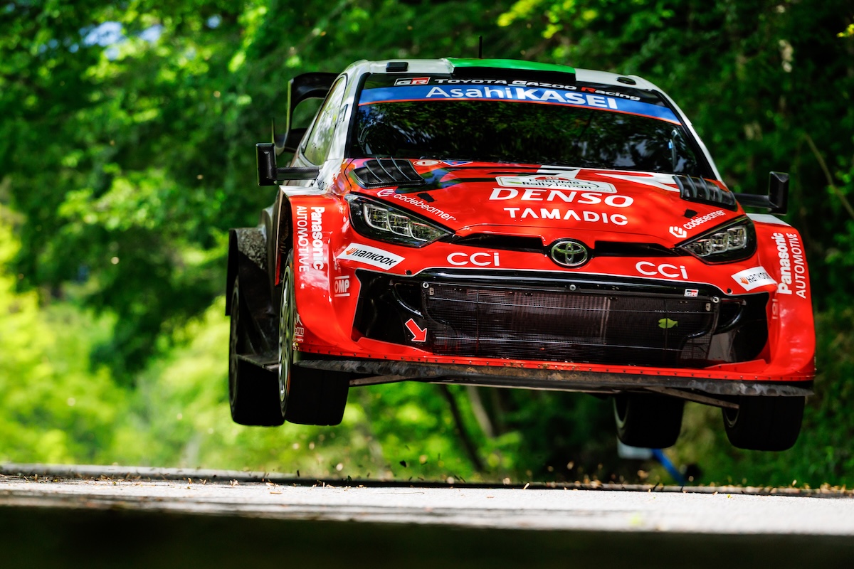 Rally Japan WRC: Evans domina il venerdì, Toyota in testa Rally Japan WRC: Evans domina il venerdì, Toyota in testa