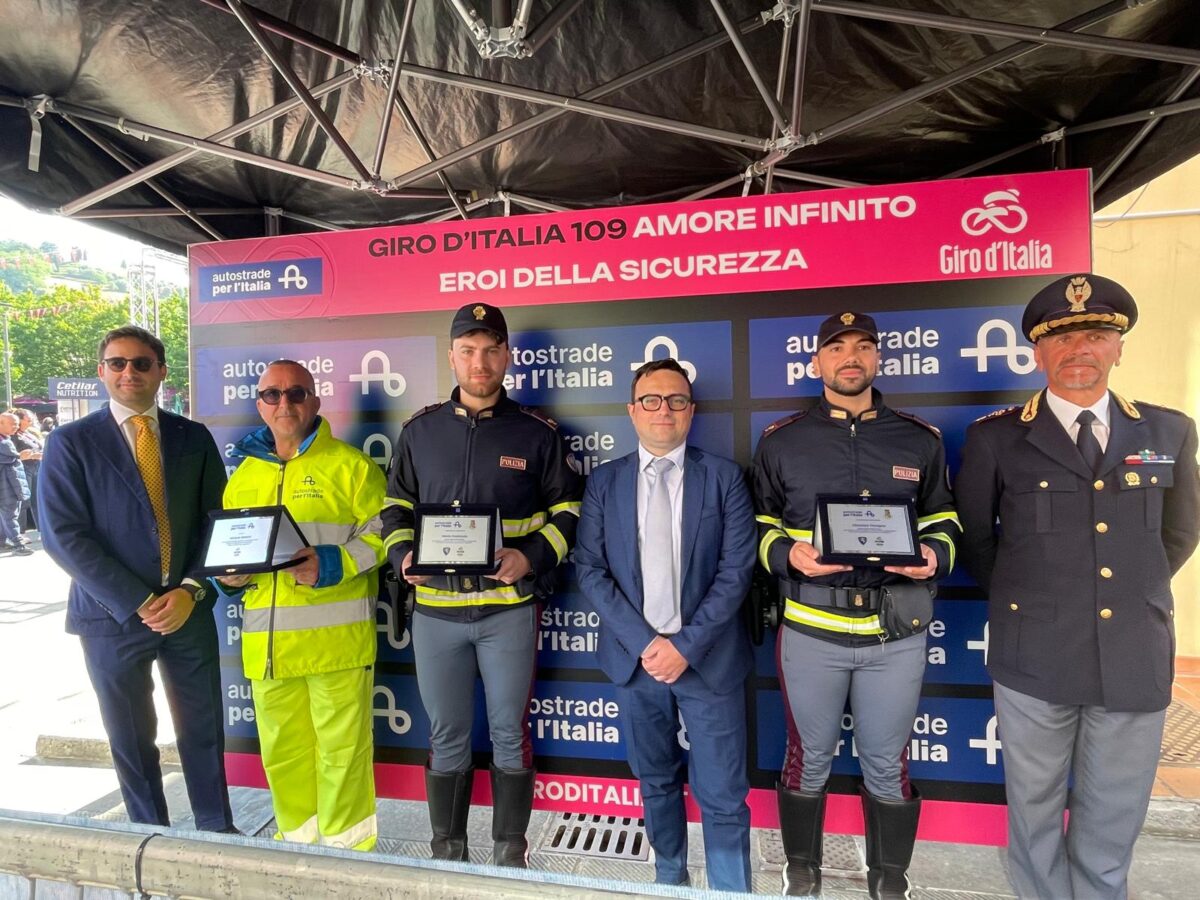 Autostrade per l’Italia e Polizia di Stato celebrano gli “Eroi della Sicurezza” al Giro d’Italia Autostrade per l’Italia e Polizia di Stato celebrano gli “Eroi della Sicurezza” al Giro d’Italia