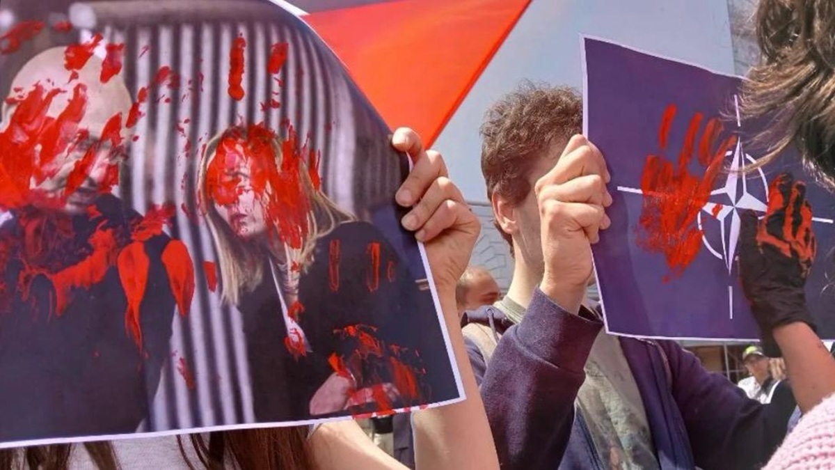 Corteo per la Flotilla a Milano, imbrattate di rosso le foto di Meloni e Crosetto Corteo per la Flotilla a Milano, imbrattate di rosso le foto di Meloni e Crosetto