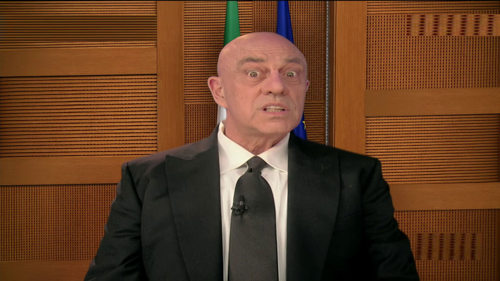 Crozza-Crosetto e il riarmo come soluzione a tutto: “Prima le armi, poi asili e ospedali”