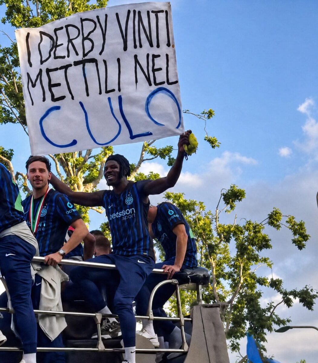 Inter, che festa per lo scudetto: fuochi, sfottò e striscioni. Milano si tinge di nerazzurro. Le foto