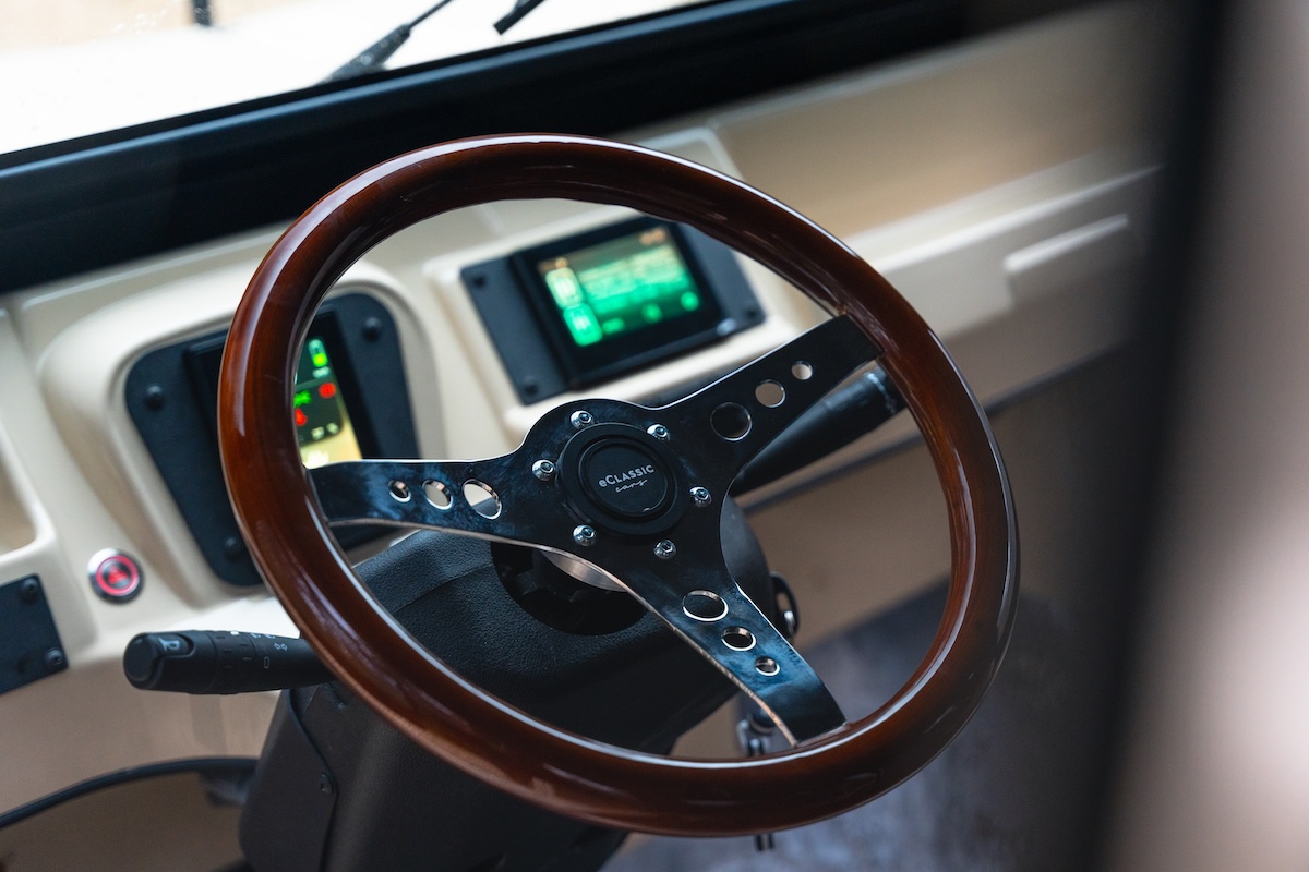 La Méhari 4×4 diventa elettrica: Aznom lancia la eStory