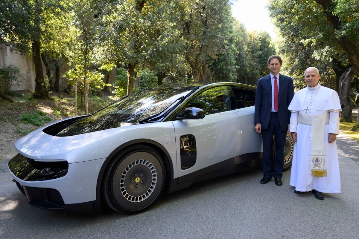 Ferrari svela Luce davanti a Papa Leone XIV Ferrari svela Luce davanti a Papa Leone XIV