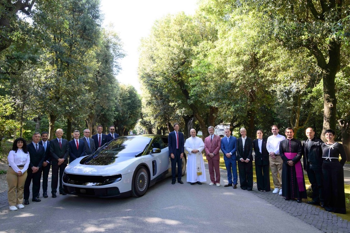 Ferrari svela Luce davanti a Papa Leone XIV Ferrari svela Luce davanti a Papa Leone XIV