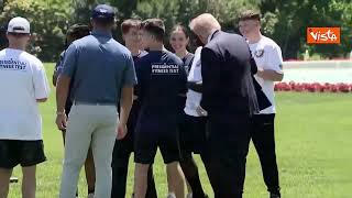 Trump insegna la ‘Trump Dance’ a un gruppo di ragazzi alla Casa Bianca