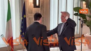 Tajani mostra al segretario di Stato Marco Rubio il libro della Storia di Roma