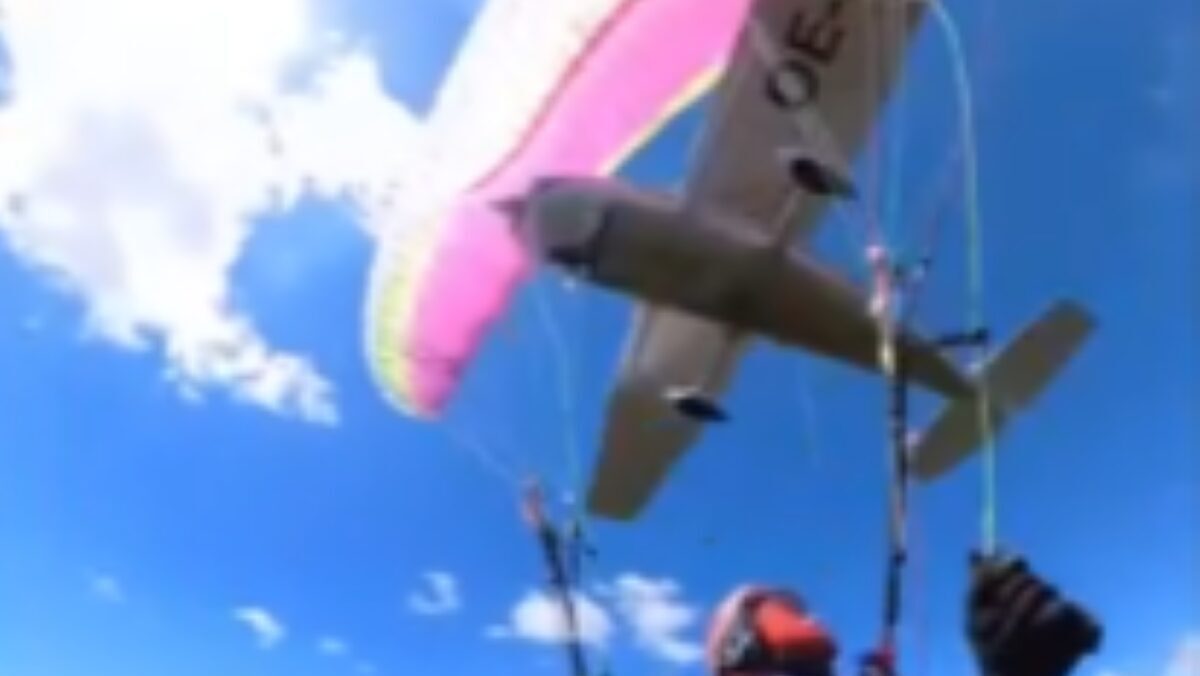 Aeroplano distrugge un parapendio in volo, ragazza cade per decine di metri e… La scena da film