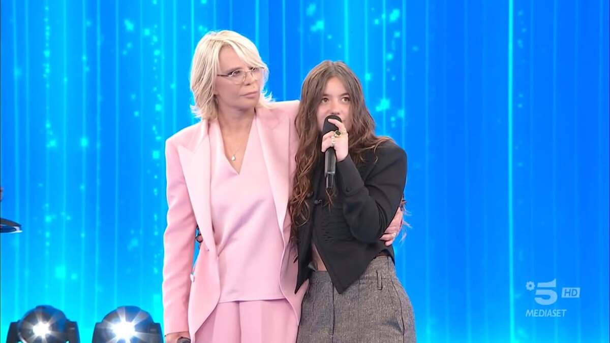 Maria De Filippi, non solo regina degli ascolti tv con la finalissima di “Amici”: la sua Fascino fa il pieno di ricavi