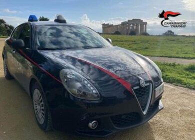 Carabinieri durante un’operazione contro le corse clandestine di cavalli a Castelvetrano