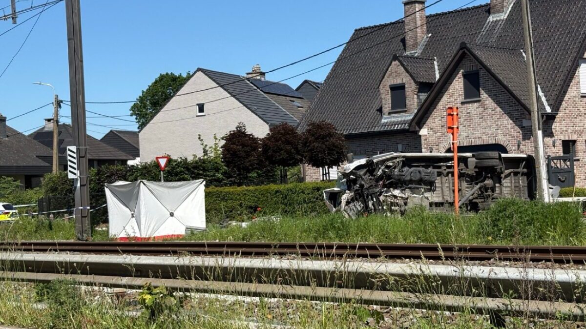 Treno contro uno scuolabus, diversi morti. È giallo sulla dinamica, Belgio sotto choc Treno contro uno scuolabus, diversi morti. È giallo sulla dinamica, Belgio sotto choc