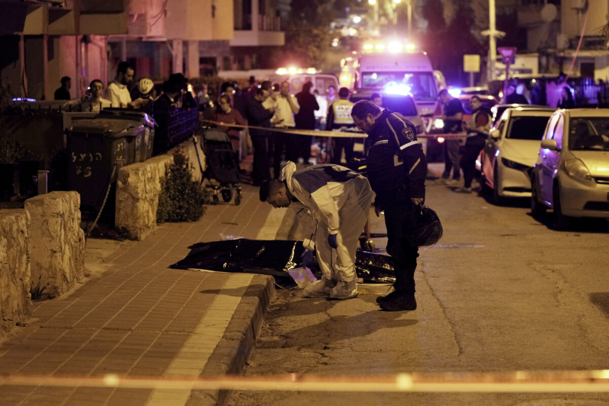 Israele sotto attacco, sparatorie in tre località: un morto e diversi feriti. Hamas: “Attentato eroico, la resistenza continua” Israele sotto attacco, sparatorie in tre località: un morto e diversi feriti. Hamas: “Attentato eroico, la resistenza continua”