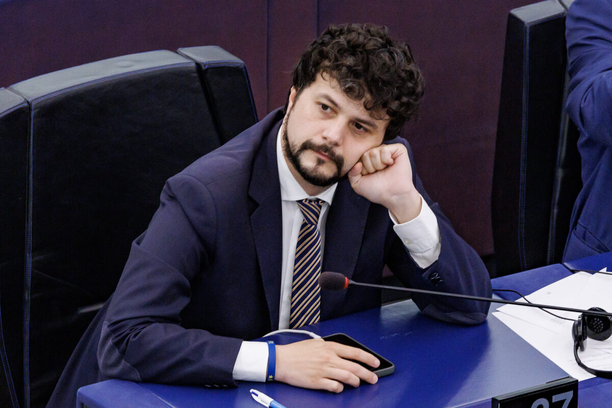 Iran, Benifei (Pd): “Centinaia di voli andati in guerra dall’Italia, una vergogna. Il governo risponda” Iran, Benifei (Pd): “Centinaia di voli andati in guerra dall’Italia, una vergogna. Il governo risponda”