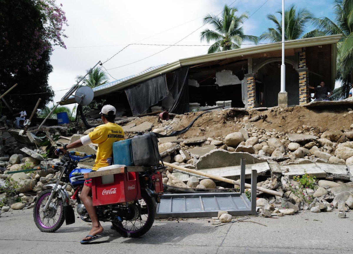Terremoto nelle Filippine di magnitudo 7.8 e allerta tsunami. Crollati interi palazzi, morti e feriti Terremoto nelle Filippine di magnitudo 7.8 e allerta tsunami. Crollati interi palazzi, morti e feriti