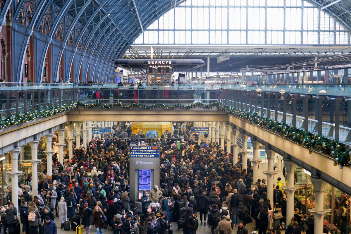 Gran Bretagna, scontro tra due treni a nord di Londra: feriti gravi tra passeggeri e personale, traffico ferroviario in tilt Gran Bretagna, scontro tra due treni a nord di Londra: feriti gravi tra passeggeri e personale, traffico ferroviario in tilt