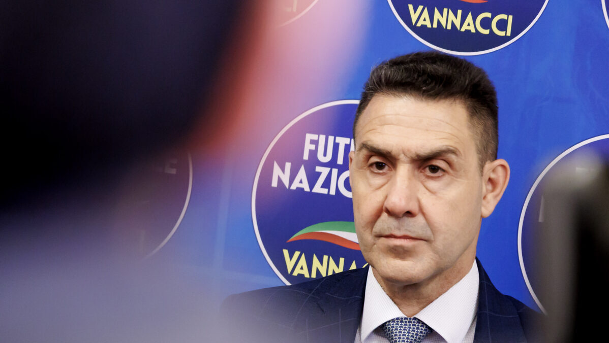 Futuro Nazionale, Vannacci perde pezzi in Calabria. A Lamezia 600 iscritti restituiscono la tessera Futuro Nazionale, Vannacci perde pezzi in Calabria. A Lamezia 600 iscritti restituiscono la tessera