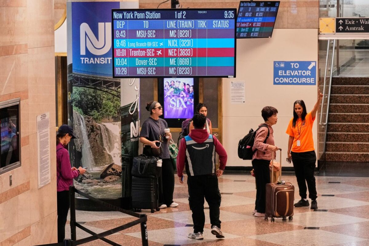 New York, che paura: sei accoltellati alla Penn Station, uno è grave. Trump atteso in città per le finali NBA New York, che paura: sei accoltellati alla Penn Station, uno è grave. Trump atteso in città per le finali NBA