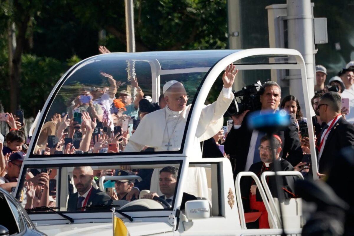 Bagno di folla a Madrid per il Papa. Il monito di Leone XIV: “No a una fede comoda e privata, chiusa nell’egoismo” Bagno di folla a Madrid per il Papa. Il monito di Leone XIV: “No a una fede comoda e privata, chiusa nell’egoismo”