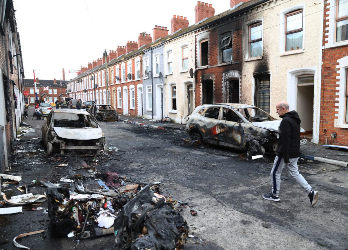 Belfast, rivolte “anti-immigrati”, la polizia usa gli idranti. Altra notte di paura Belfast, rivolte “anti-immigrati”, la polizia usa gli idranti. Altra notte di paura