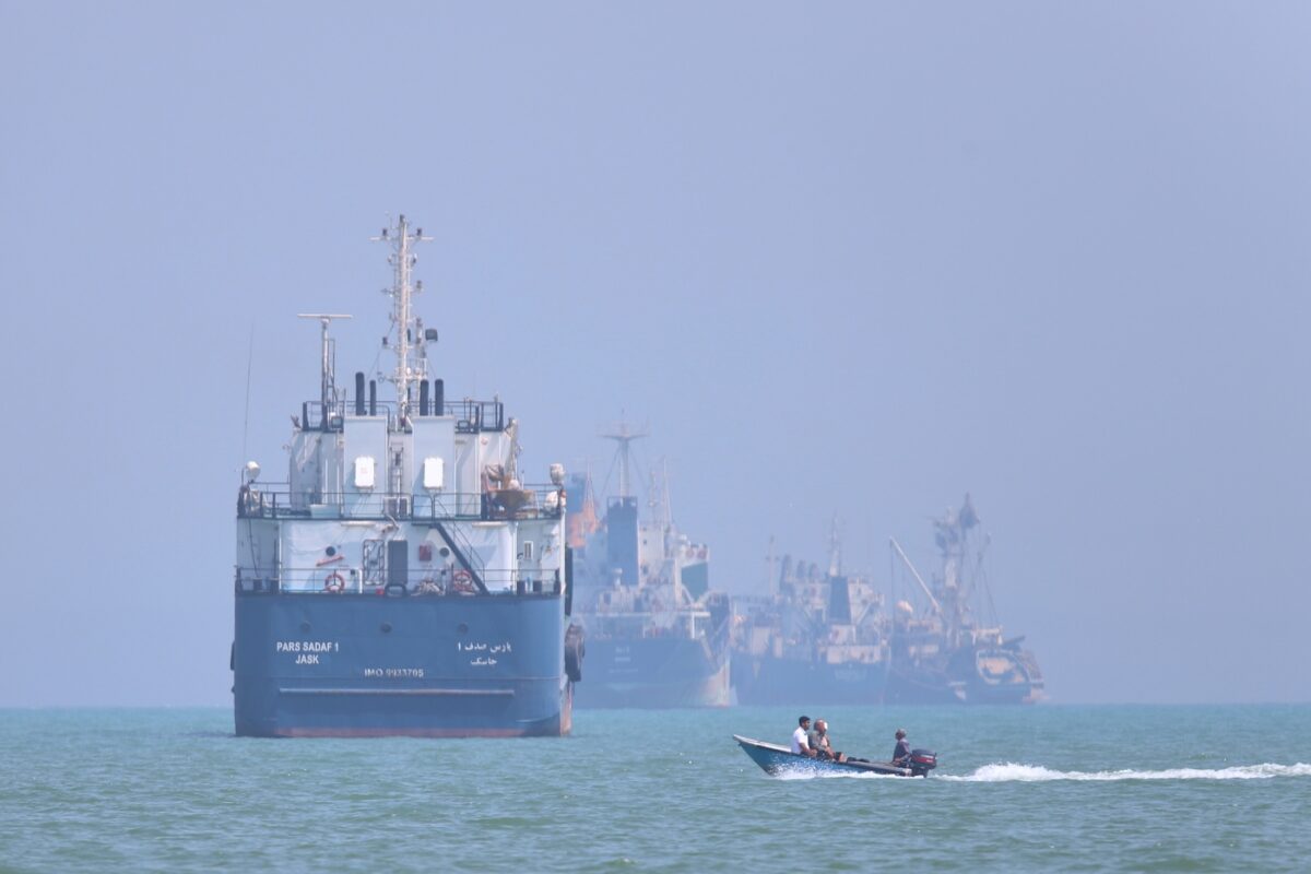 Iran, tensione a Hormuz. Trump: “Navi colpite da droni”. Axios: raggiunto l’accordo tra Israele e Libano