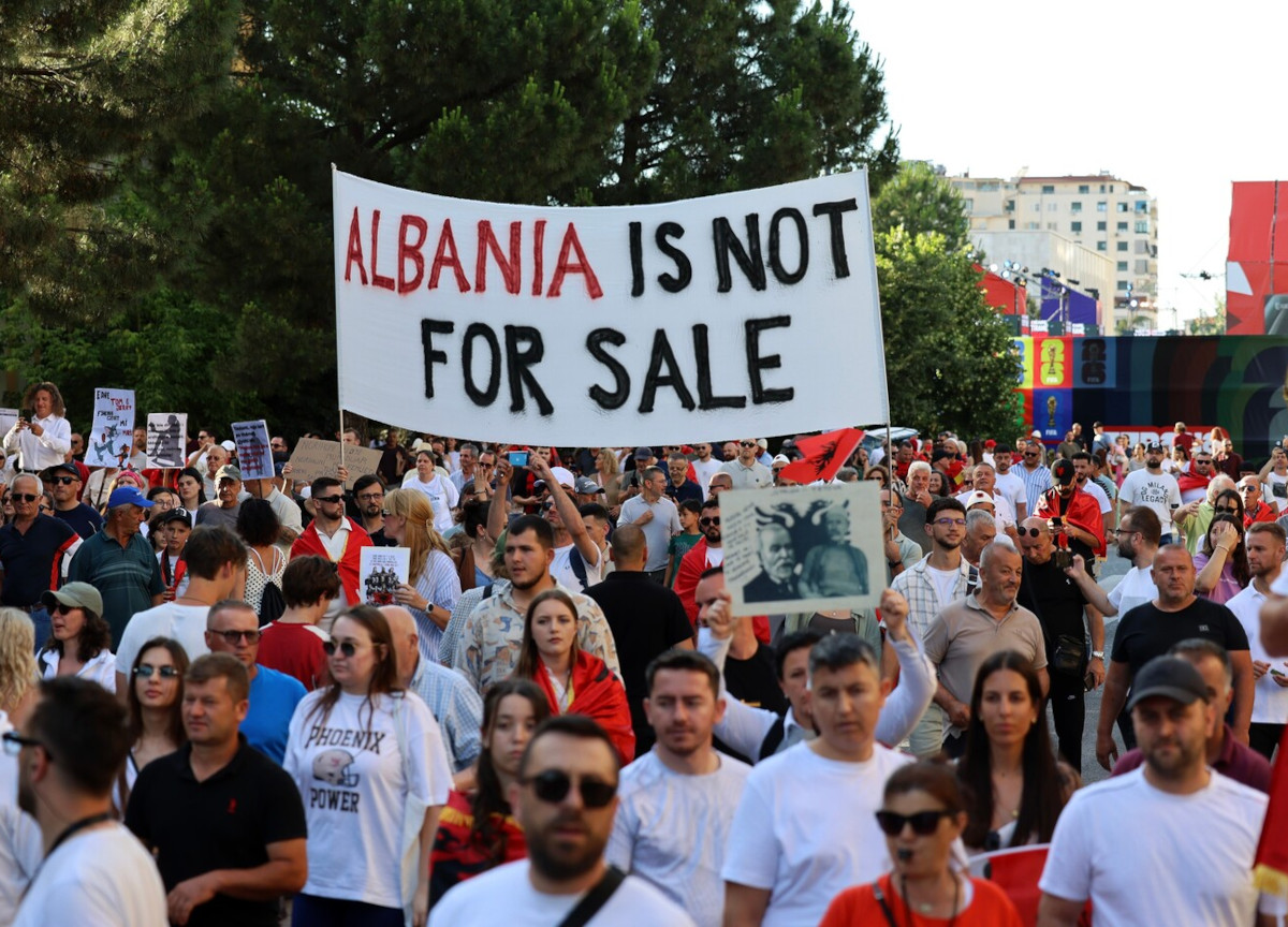 Albania, la “rivoluzione dei fenicotteri”. Scontro totale cittadini-governo. E da Edi Rama parte il “vaffa”