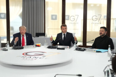 Trump al G7, vertice con Macron e Zelensky: “La Russia deve fare un accordo”. E sull’Iran: “Vogliamo ottenere l’uranio arricchito”