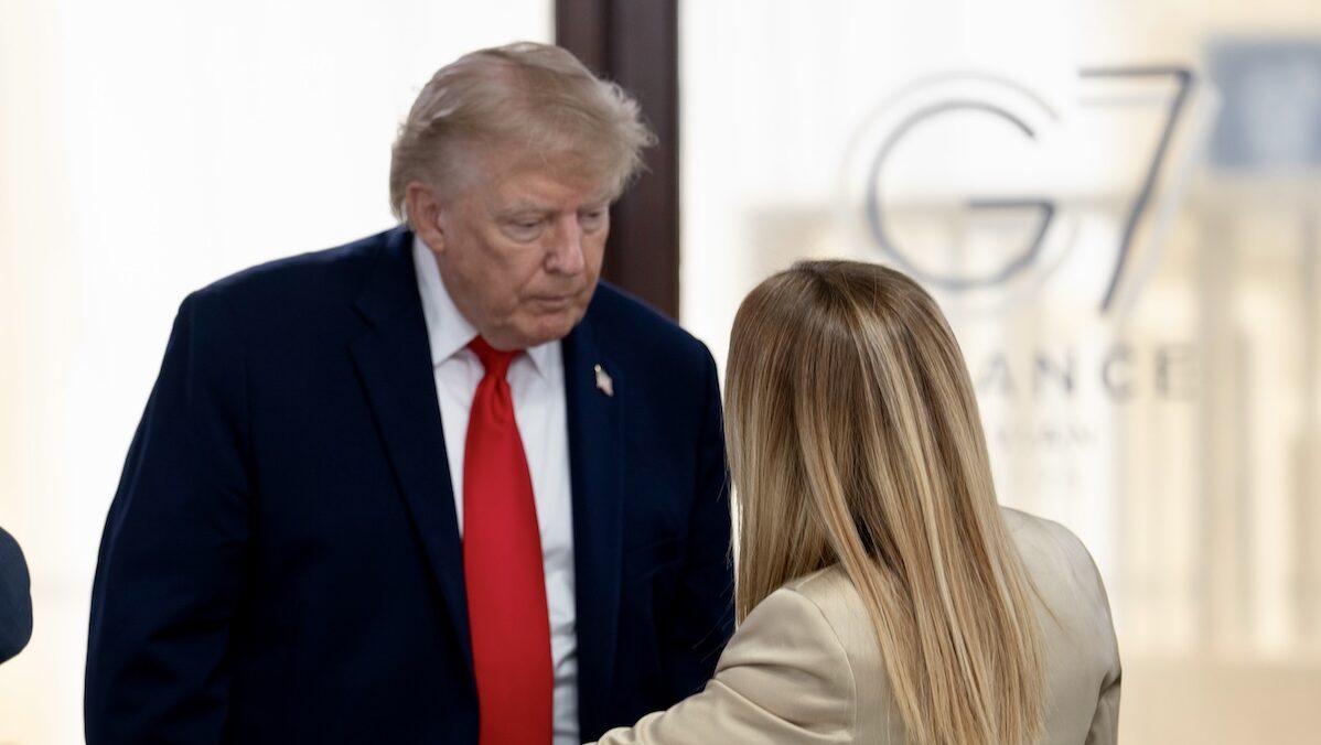 Trump “trolla” la Meloni: “Mi ha implorato di fare una foto, mi ha fatto pena” Trump “trolla” la Meloni: “Mi ha implorato di fare una foto, mi ha fatto pena”