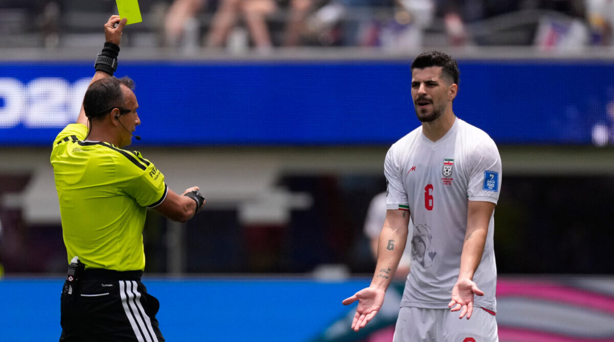 “Iran derubato”, bufera sui social per il gol annullato ai Mondiali. Ma la regola del fuorigioco è chiara