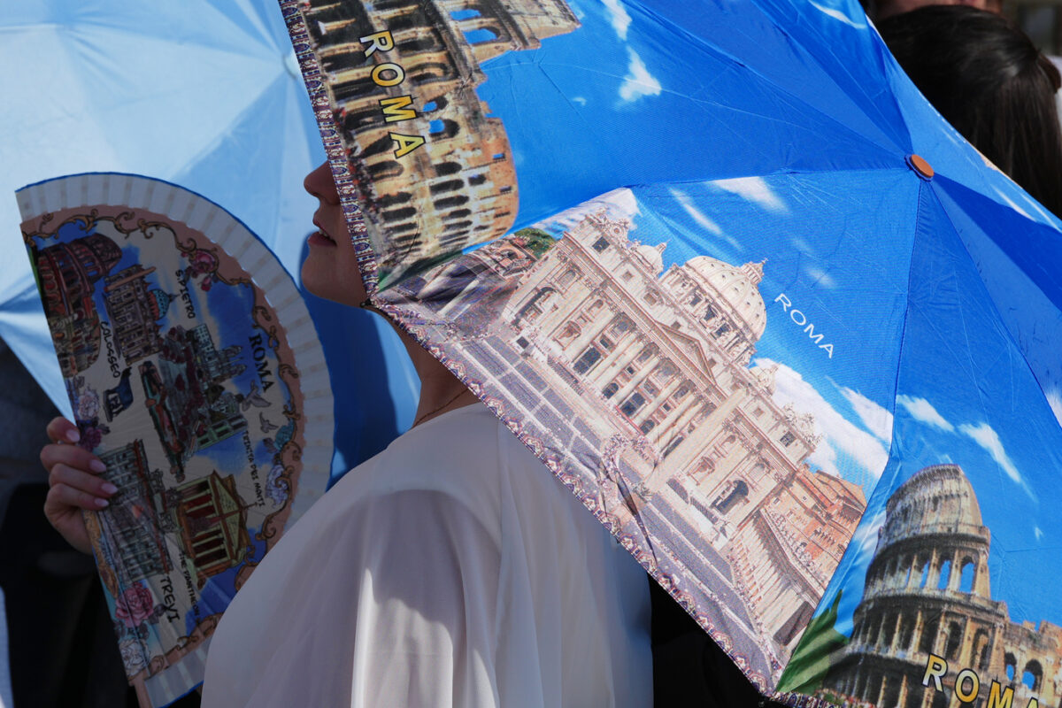 Ondata di caldo record in Italia: bollino rosso in 16 città. Si soffoca anche in Europa, Francia ko: 42 annegati Ondata di caldo record in Italia: bollino rosso in 16 città. Si soffoca anche in Europa, Francia ko: 42 annegati