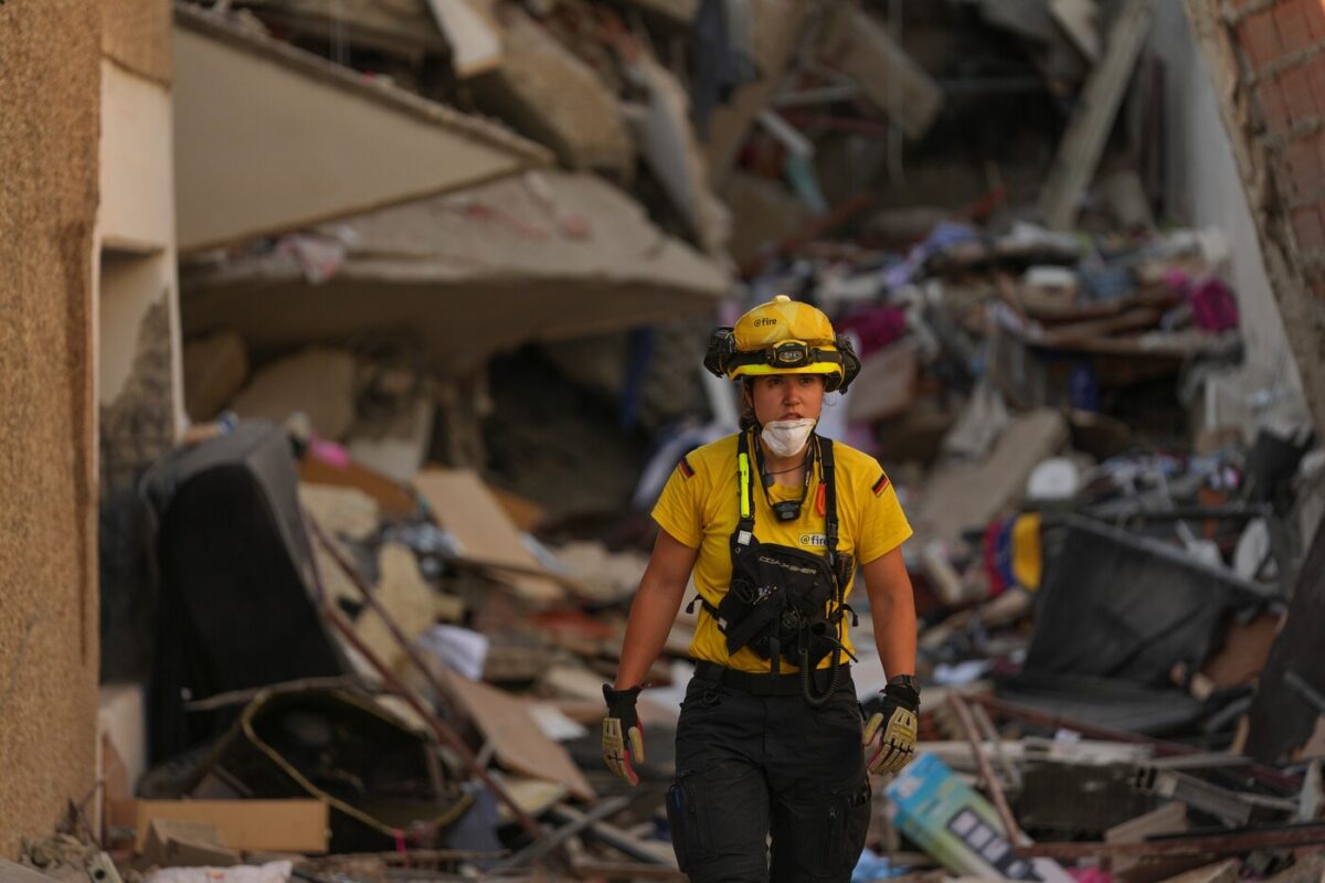 Venezuela, allarme sciacalli dopo il terremoto. Si scava ancora per salvare la donna con i due figli