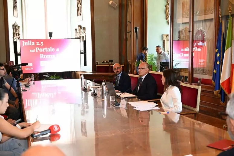 Da oggi in Campidoglio risponde Julia … e non ti mette in attesa Da oggi in Campidoglio risponde Julia … e non ti mette in attesa