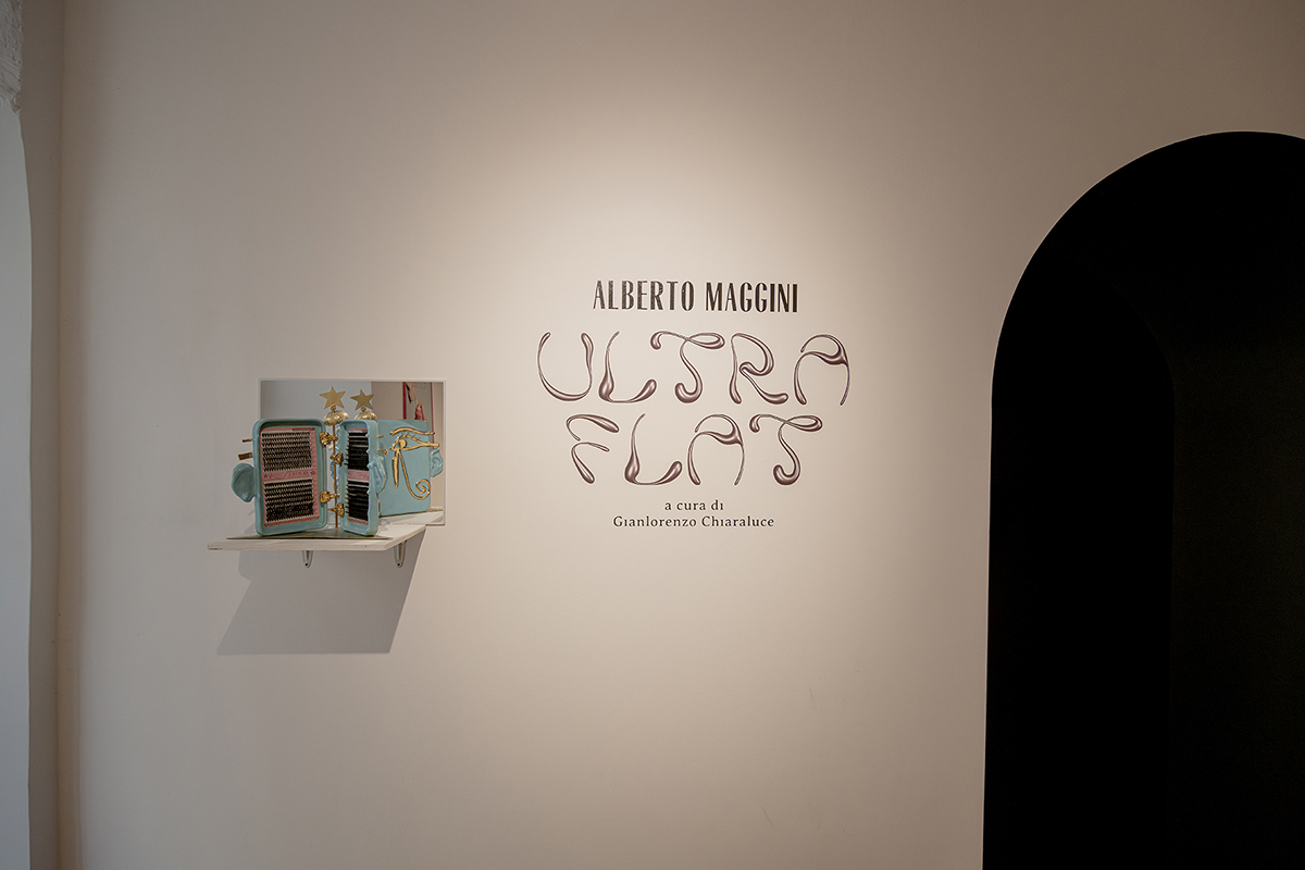 Bellezza, potere e finzione. “Ultra Flat” di Alberto Maggini trasforma un centro estetico in un’opera d’arte Bellezza, potere e finzione. “Ultra Flat” di Alberto Maggini trasforma un centro estetico in un’opera d’arte