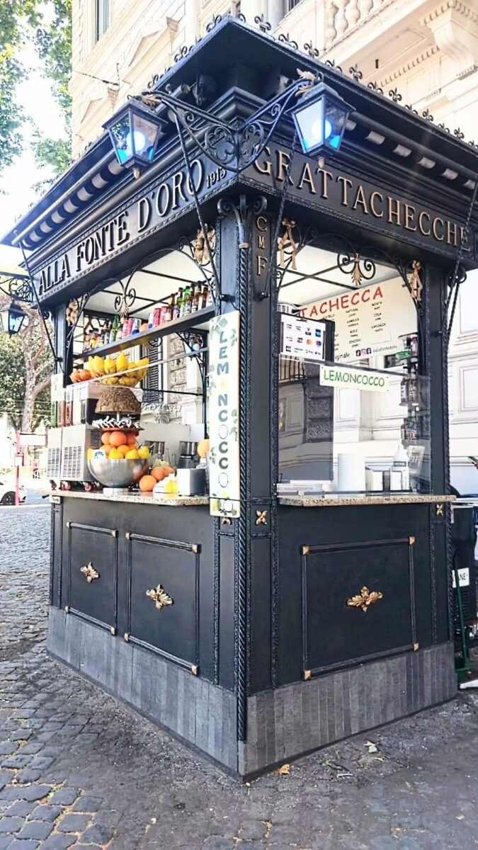 Ghiaccio, sciroppo e frutta fresca, il social food da strada per le vie della città, ovvero… la “grattachecca”! Ghiaccio, sciroppo e frutta fresca, il social food da strada per le vie della città, ovvero… la “grattachecca”!