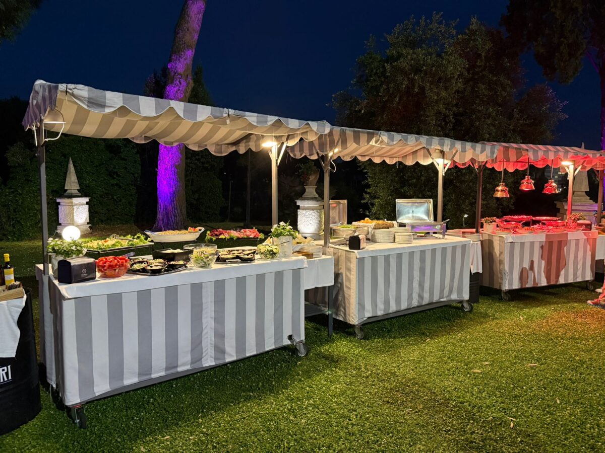 Feste a tema con dress code obbligatorio, i party vip capitolini rilanciano trend e allestimenti scenografici