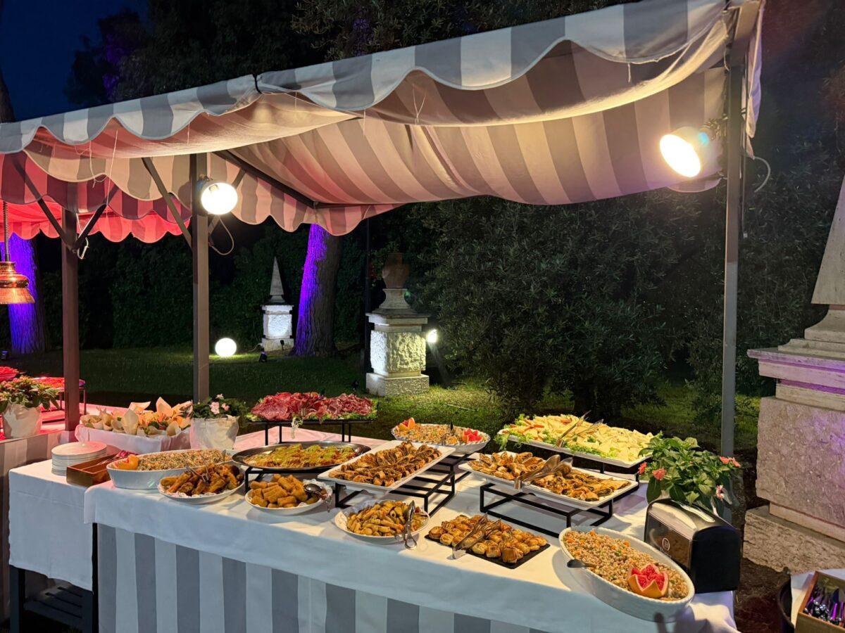 Feste a tema con dress code obbligatorio, i party vip capitolini rilanciano trend e allestimenti scenografici