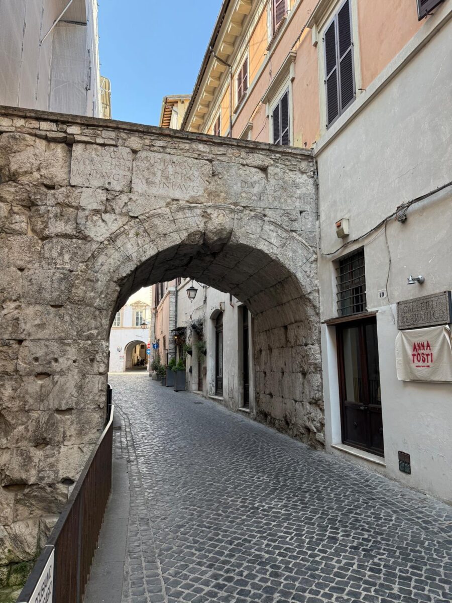 Nelle “radici” del Festival dei Due Mondi. Spoleto e il suo legame con l’Urbe da oltre duemila anni Nelle “radici” del Festival dei Due Mondi. Spoleto e il suo legame con l’Urbe da oltre duemila anni