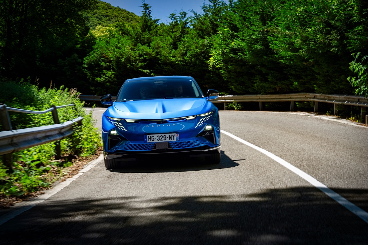 Alpine A390 alla prova: tranquilla in città, cattiva tra le curve