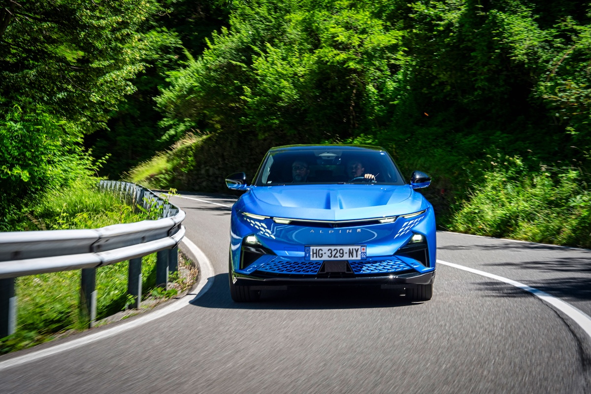 Alpine A390 alla prova: tranquilla in città, cattiva tra le curve
