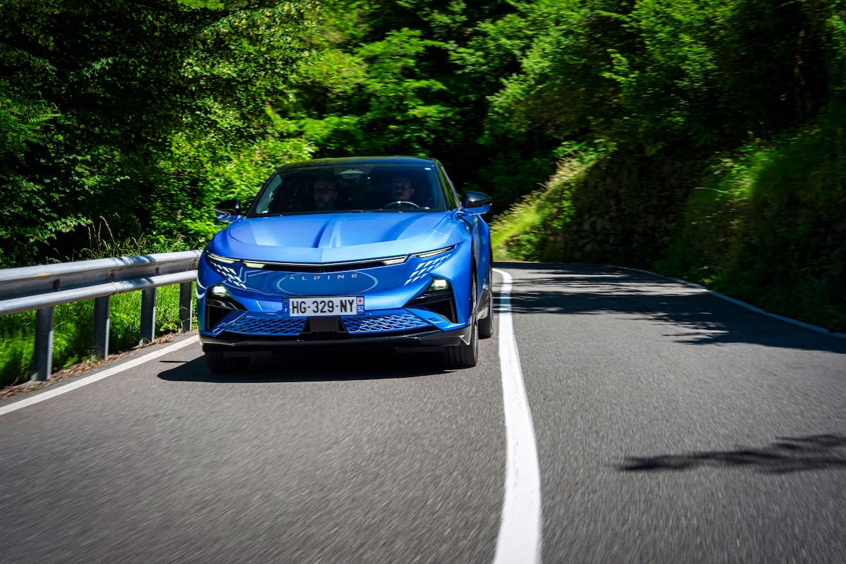Alpine A390 alla prova: tranquilla in città, cattiva tra le curve