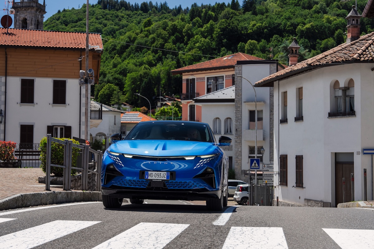 Alpine A390 alla prova: tranquilla in città, cattiva tra le curve