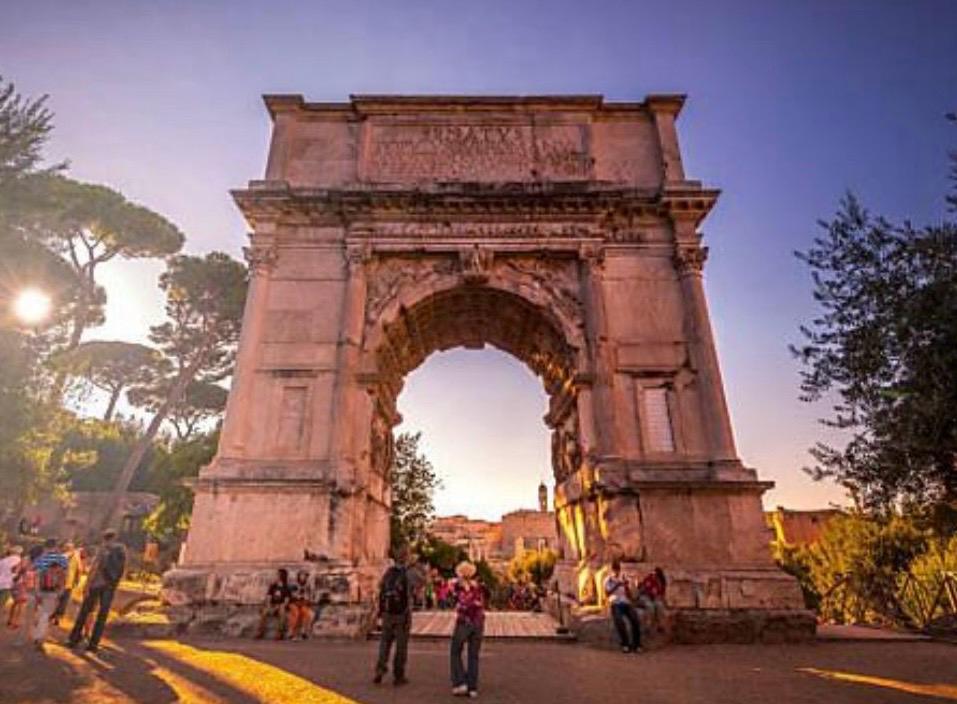 Dal Pantheon all’Arco di Tito: il latino come guida alternativa tra architettura e propaganda imperiale Dal Pantheon all’Arco di Tito: il latino come guida alternativa tra architettura e propaganda imperiale