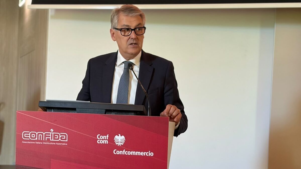 Poltrone, Trapletti confermato alla guida di Confida: al via il piano 2026-2030 per il vending del futuro Poltrone, Trapletti confermato alla guida di Confida: al via il piano 2026-2030 per il vending del futuro