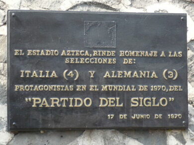 Targa commemorativa della c.d. “Partita del Secolo” nello stadio Azteca di Città del Messico