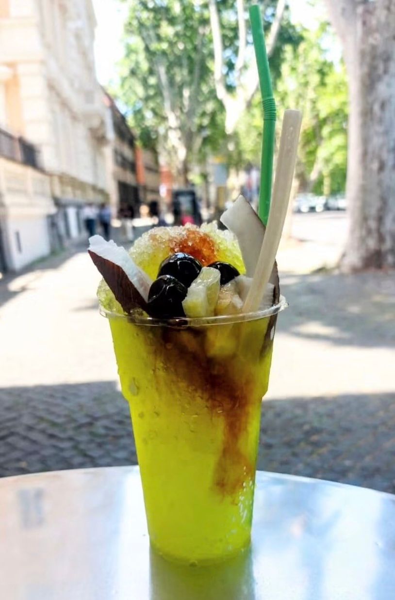 Ghiaccio, sciroppo e frutta fresca, il social food da strada per le vie della città, ovvero… la “grattachecca”! Ghiaccio, sciroppo e frutta fresca, il social food da strada per le vie della città, ovvero… la “grattachecca”!