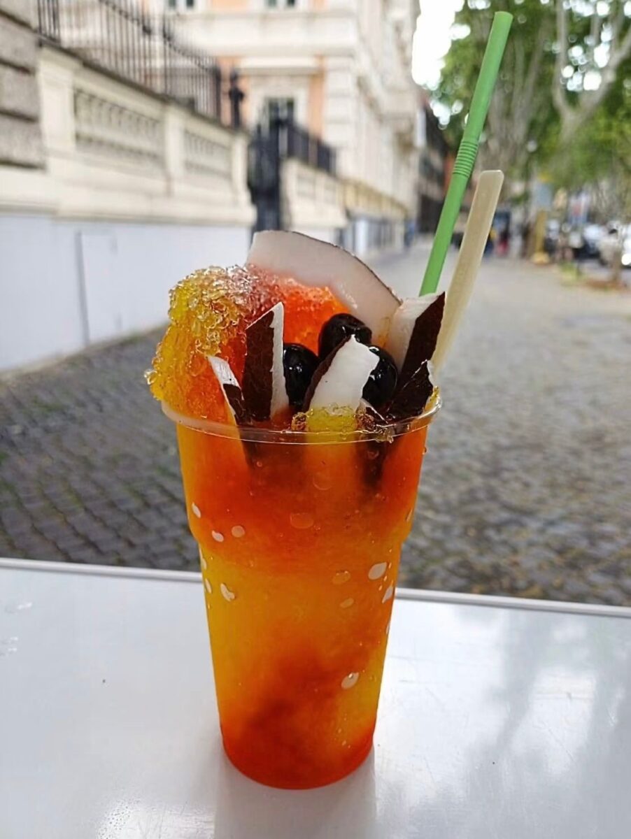 Ghiaccio, sciroppo e frutta fresca, il social food da strada per le vie della città, ovvero… la “grattachecca”! Ghiaccio, sciroppo e frutta fresca, il social food da strada per le vie della città, ovvero… la “grattachecca”!