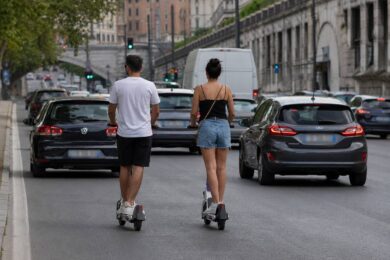 Allarme monopattino selvaggio. Tassisti esasperati: “Prima o poi investiremo qualcuno”